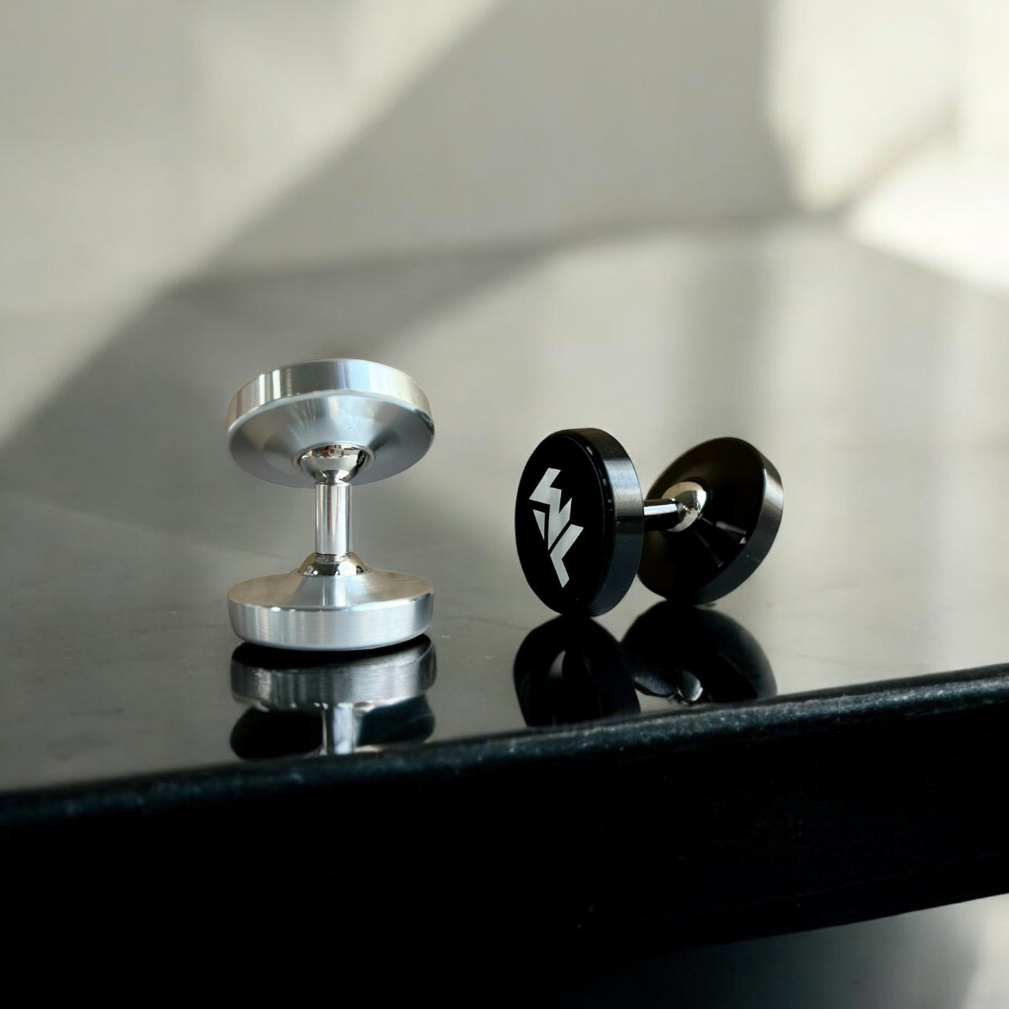 soporte magnetico negro y gris para el celular de wolflevel